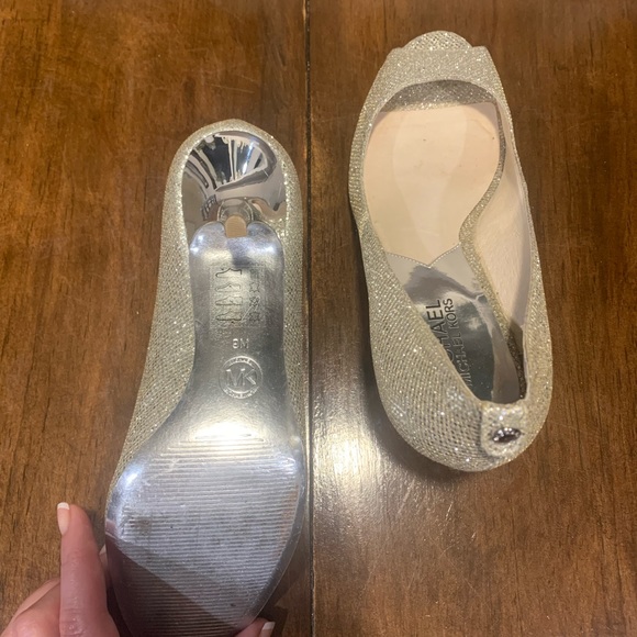 Stunning Michael Kors leather pumps! - Picture 2 of 2